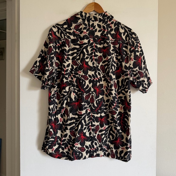 Tommy Bahama Red/Black Floral Silk Blend Hawaiian Printed Button Down Top size M - Picture 3 of 6